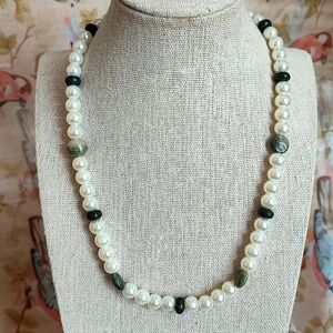 Glass 8mm Pearl Green Jade? Agate? Stone Flat Disk Bead 18" Silver Tone Necklace